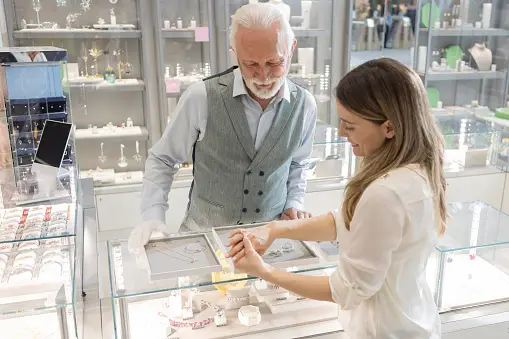 10 Tips for Shopping at a Jewelry Store In 2023